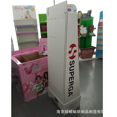 定制化展示方案 纸板挂钩陈列架在袜子鞋子外贸促销中的创新应用